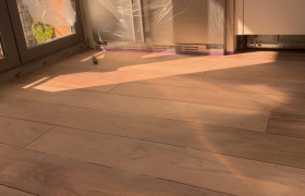 Ponçage et teinte d’un parquet massif à Monaco
