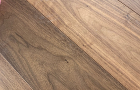 Ponçage et teinte d’un parquet massif à Monaco