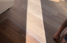 Ponçage et teinte d’un parquet massif à Monaco