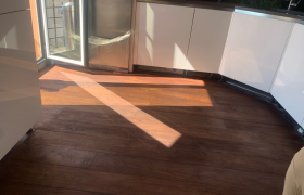Ponçage et teinte d’un parquet massif à Monaco
